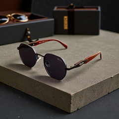 🕶️ PRADA – نظارة شمسية فاخرة