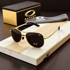 🕶️ OAKLEY – نظارة شمسية بإطار معدني