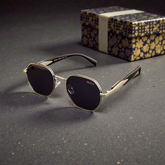 🕶️ PRADA – نظارة شمسية فاخرة