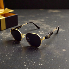 🕶️ PRADA – نظارة شمسية فاخرة