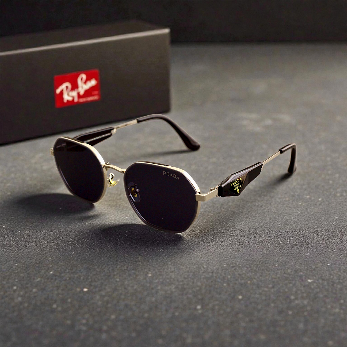 🕶️ PRADA – نظارة شمسية فاخرة