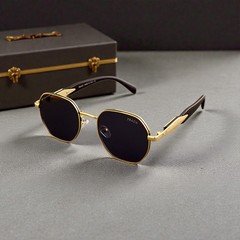 🕶️ PRADA – نظارة شمسية فاخرة
